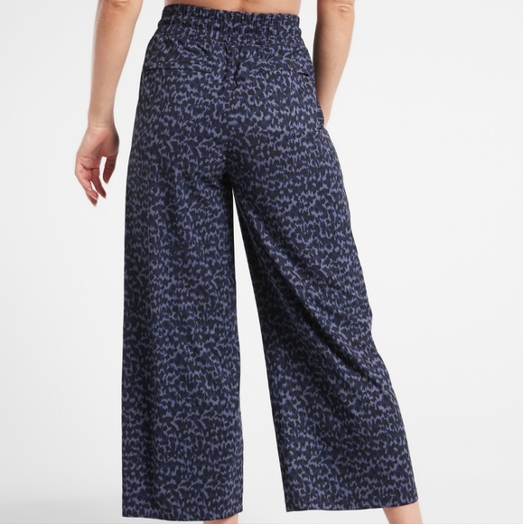 14 Athleta Blue Camoflage Animal Print Cropped Flowy Pants - Picture 1 of 6
